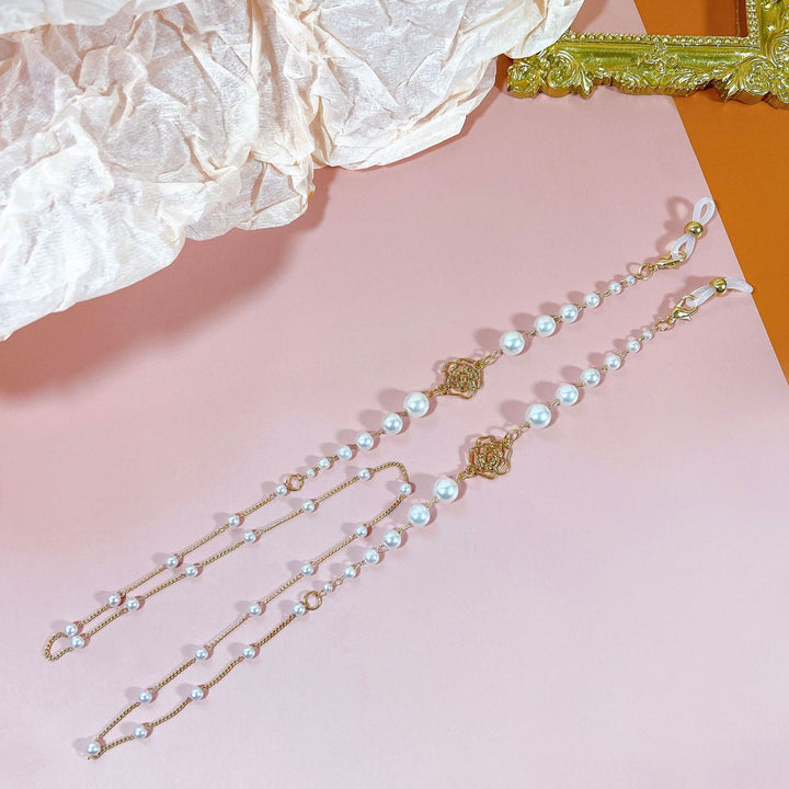 Sparkling glasses holder chain with pearls and floral pendants Stornfield