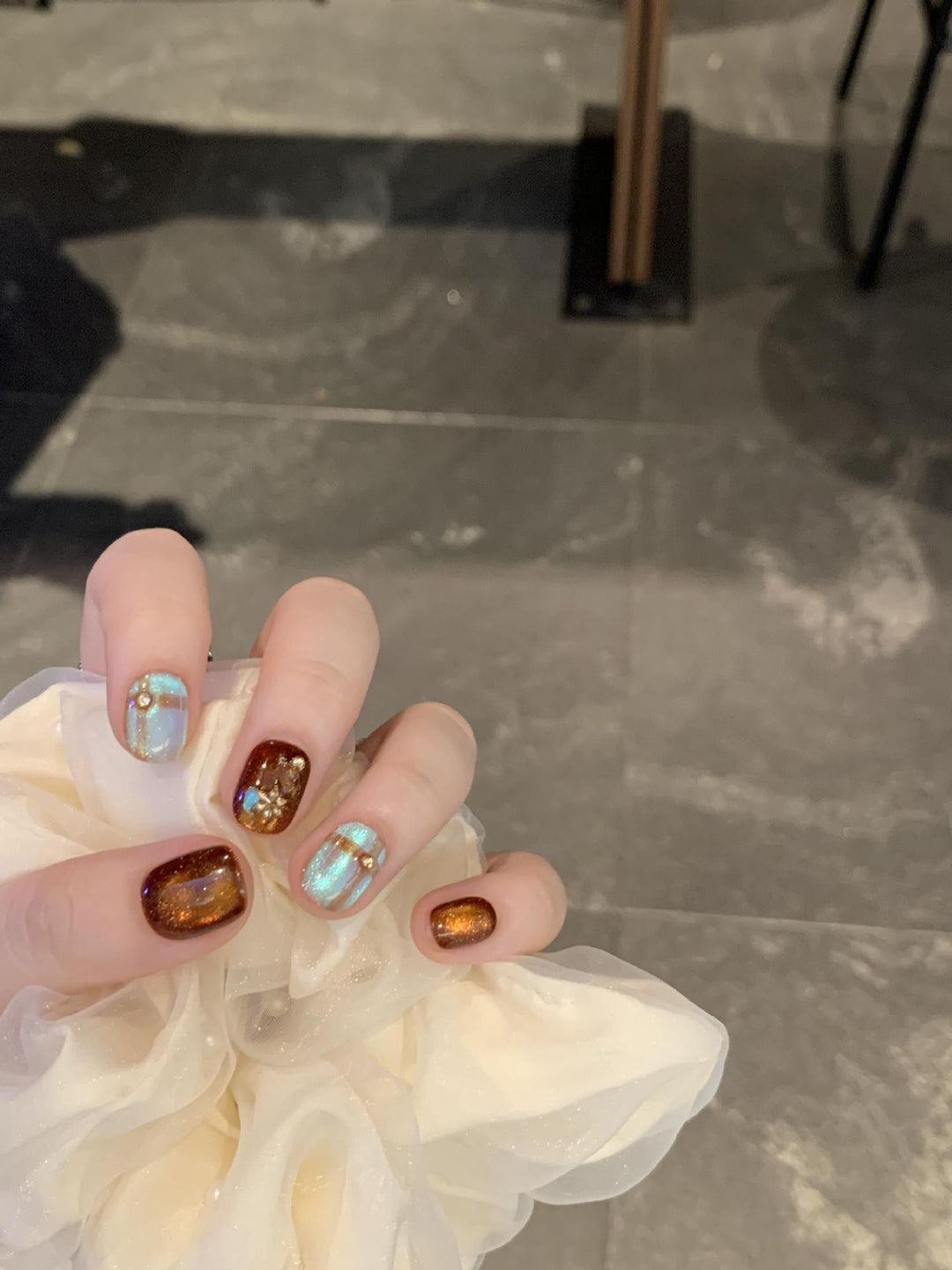 Artificial nail art tips with shimmer and glitter Stornfield