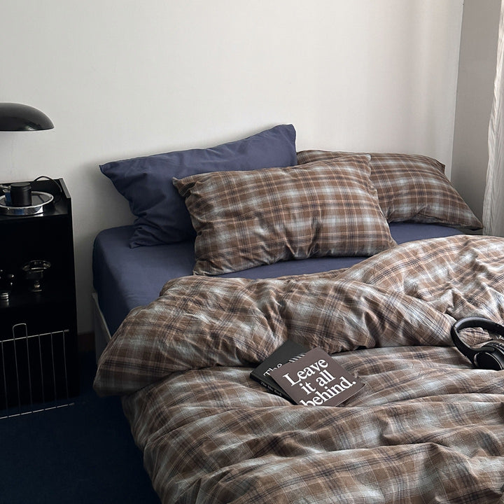 Checked bedding set made of linen-cotton mix with fitted sheet and pillowcases