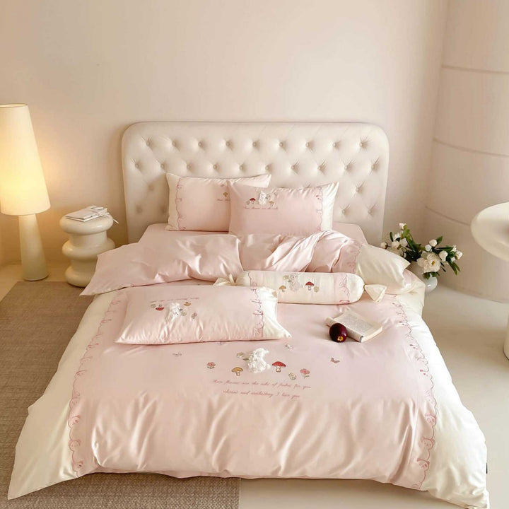 Reversible children's bedding set made of cotton satin with three-dimensional plush appliqué and embroidered mushroom motif