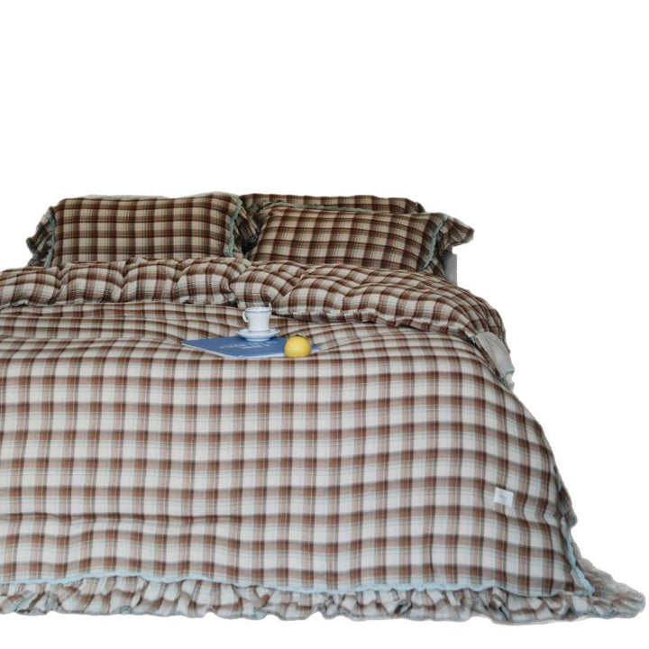 Checked cozy bed linen set made of brushed cotton flannel with ruffle hem