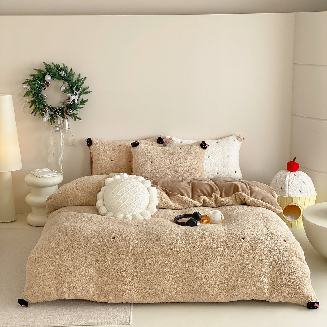 Reversible teddy fleece duvet cover set with embroidered mini hearts and 3D animal head pillow