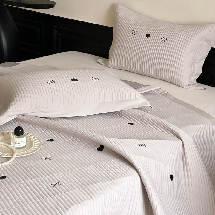 Quilted bedding set made of fine cotton blend with embroidered heart and bow motifs