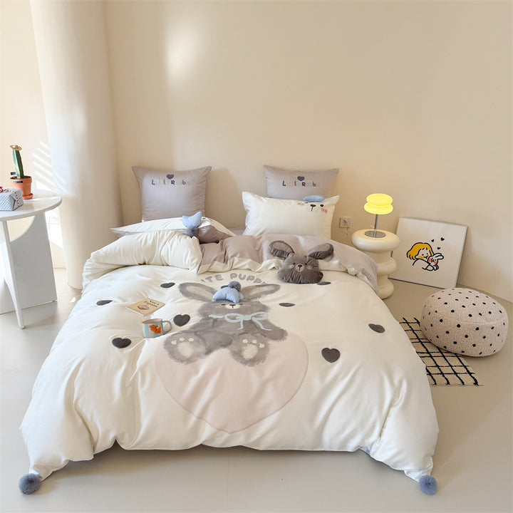 Children's bedding set with large rabbit motif, plush appliqué and pom-pom corners