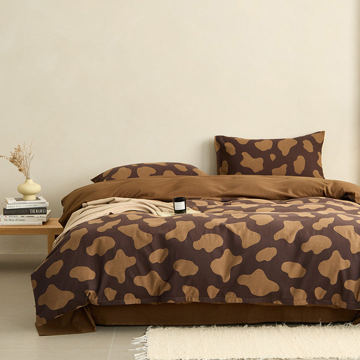Modern bedding set made of cotton percale with organic stain pattern