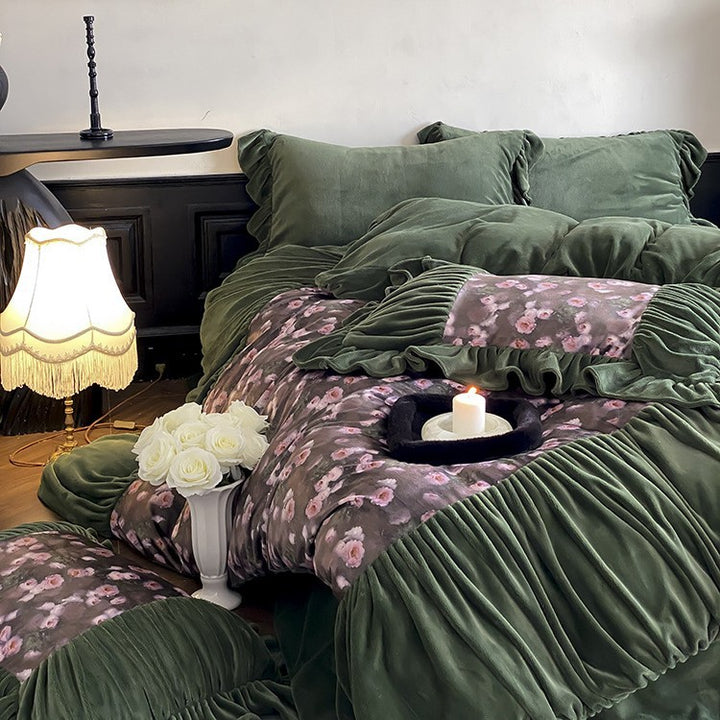 Samt bedding set with ruffled flounces and floral insertion