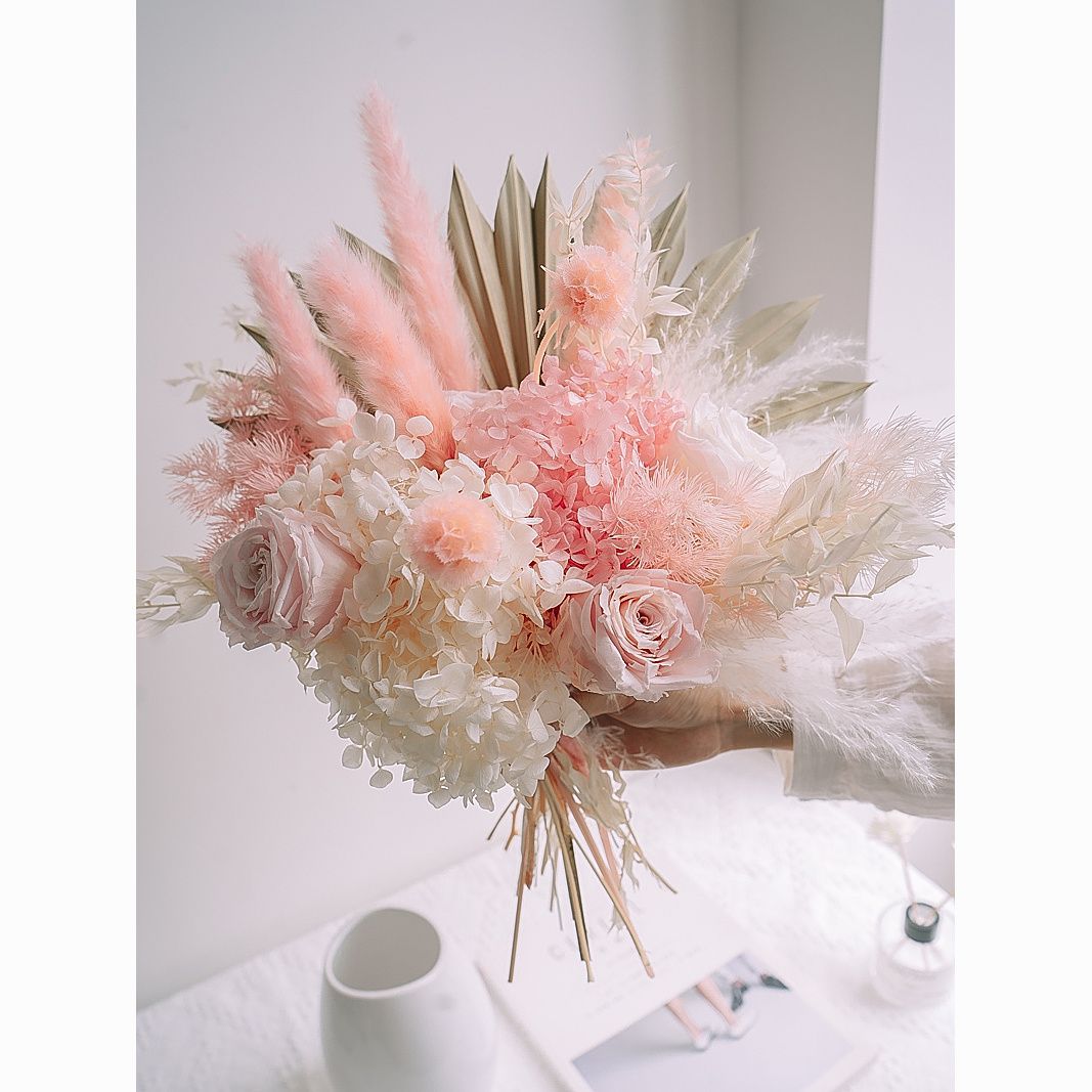 Elegant Dried Flower Bouquet Arrangement