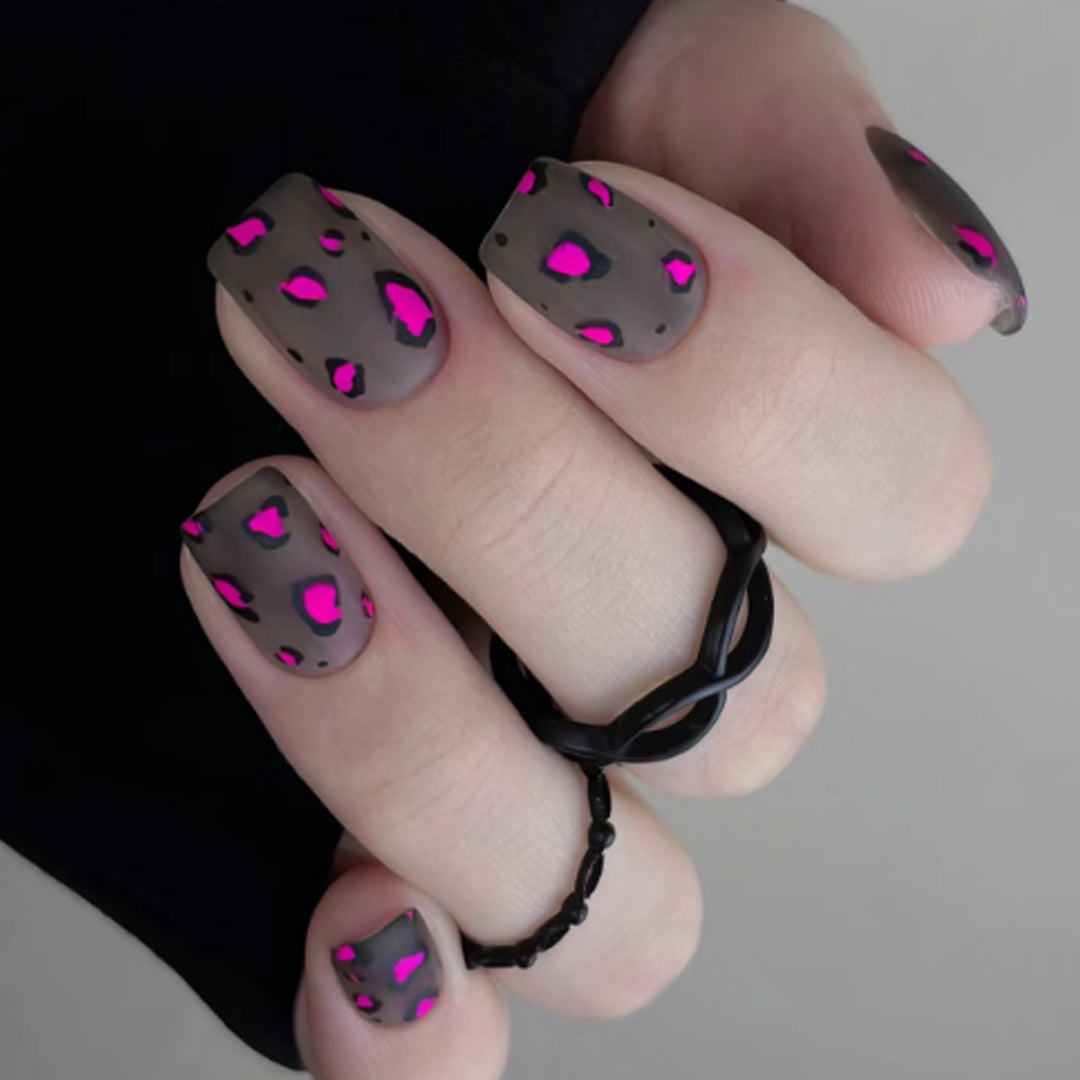 Artificial Nail Art with Leopard Pattern Stornfield