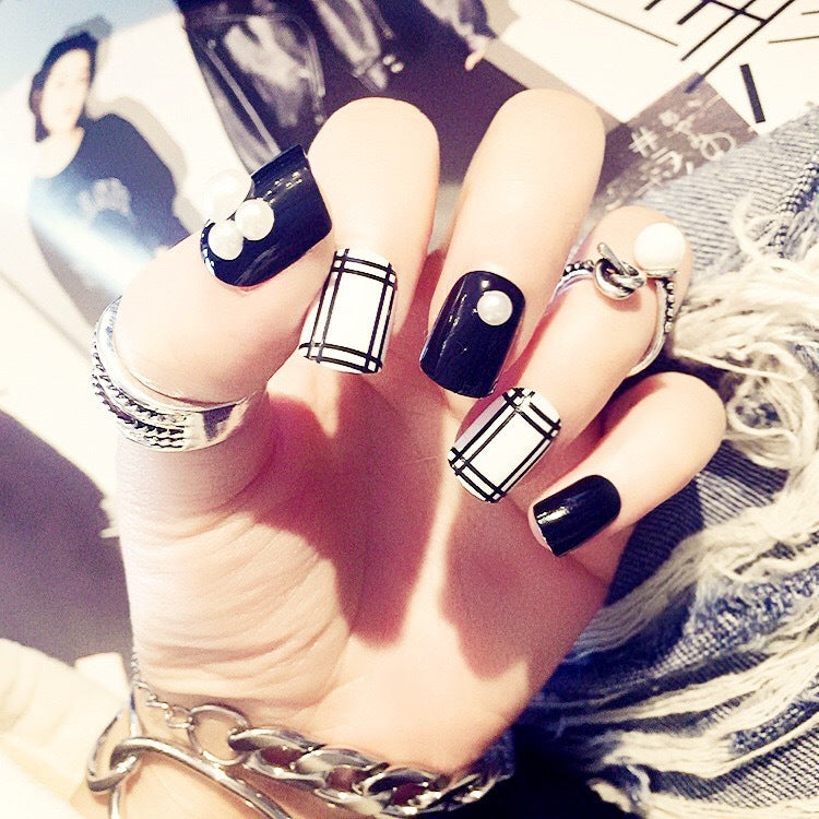 Artificial nails in modern check pattern Stornfield