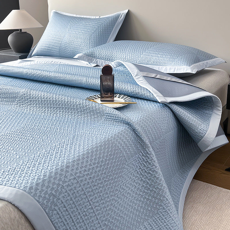 Quilted summer bedspread with breathable microfiber and fine piping