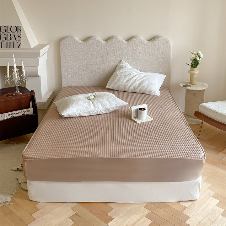Padded mattress protector with fine quilted texture and all-round elastic band