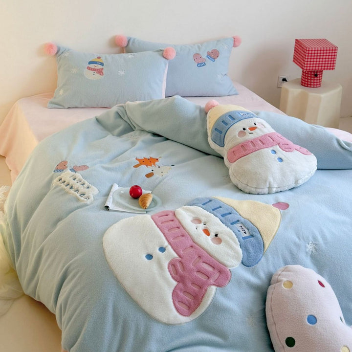 Children's bedding set with quilted cuddly blanket, three-dimensional snowman appliqué and pompon pillow