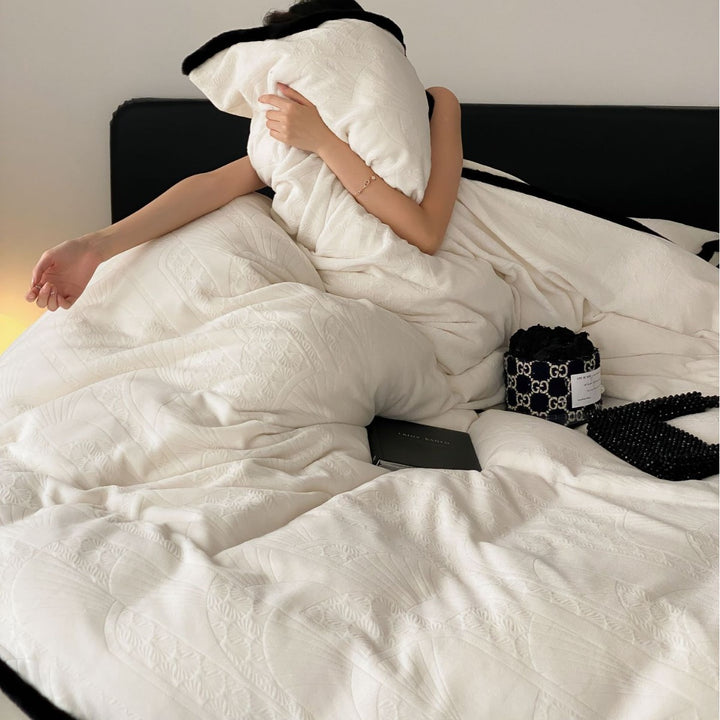 Quilt bedding set made of high-quality cotton satin with contrasting piping edge