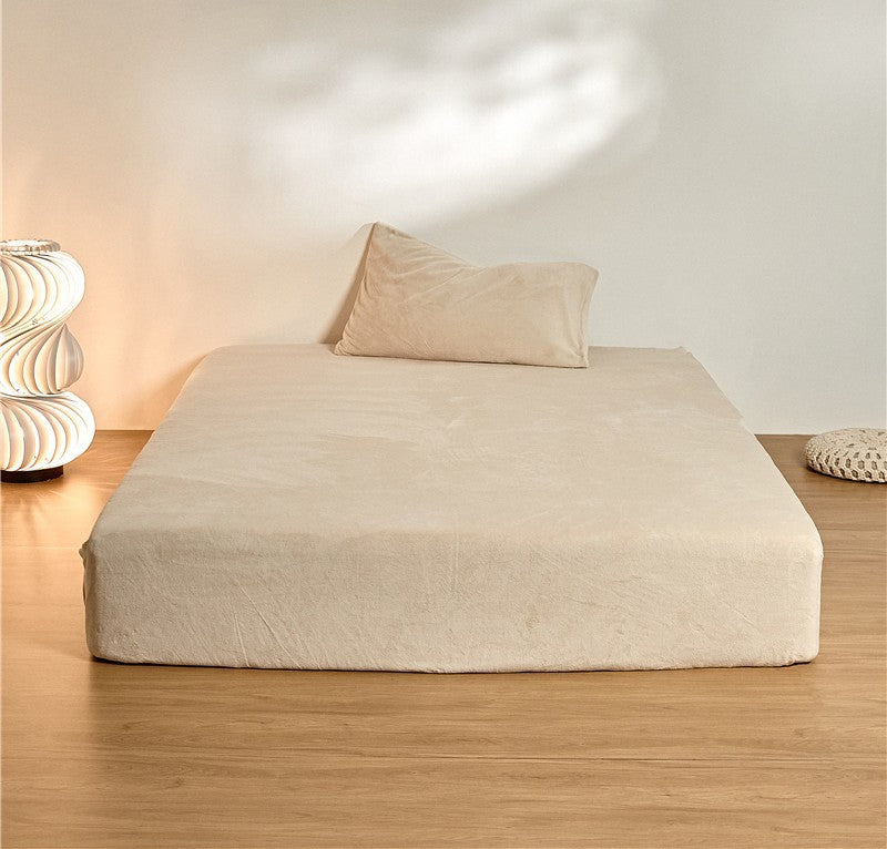 Fitted sheet with deep pocket and microfiber velvet