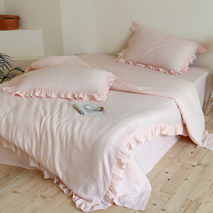 Bedding set with ruffles in lightweight cotton muslin quality