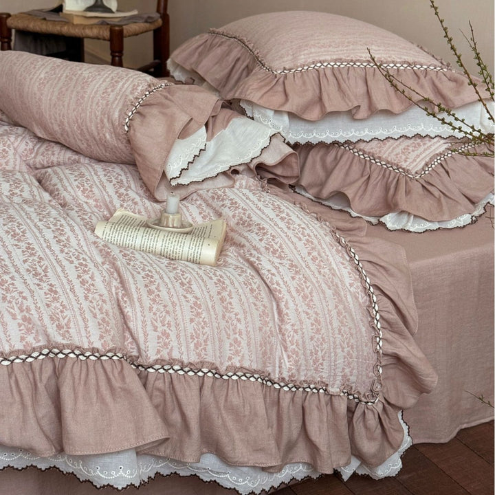 Bedding set with vintage ruffles, reversible cover and lightweight comforter