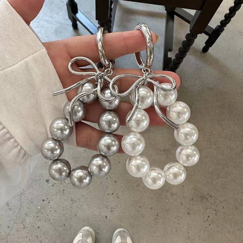 Elegant Pearl and Silver Keychain Holder Stornfield