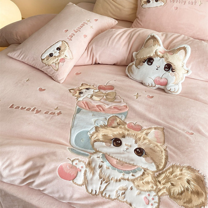 Cute quilted microfiber bedding set with three-dimensional cat appliqué and cuddle covers