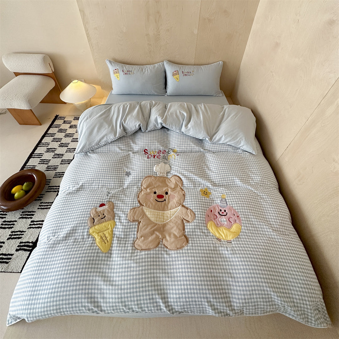 Children's duvet cover set with quilted gingham and cute appliqués