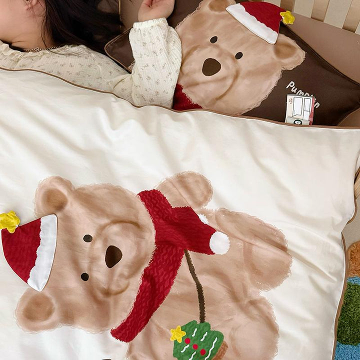 Children's bedding set with plush application and bear motif