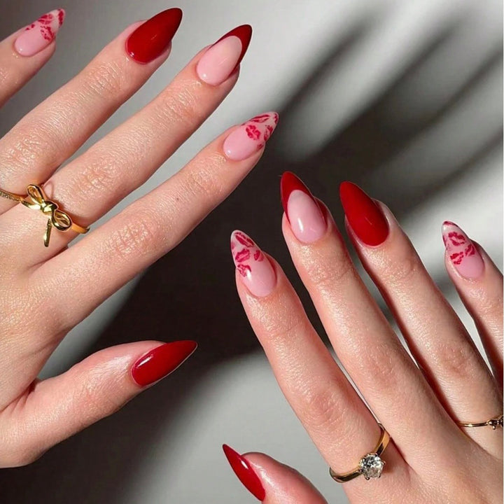Artificial nail set with elegant kiss motif and glamorous finish Stornfield