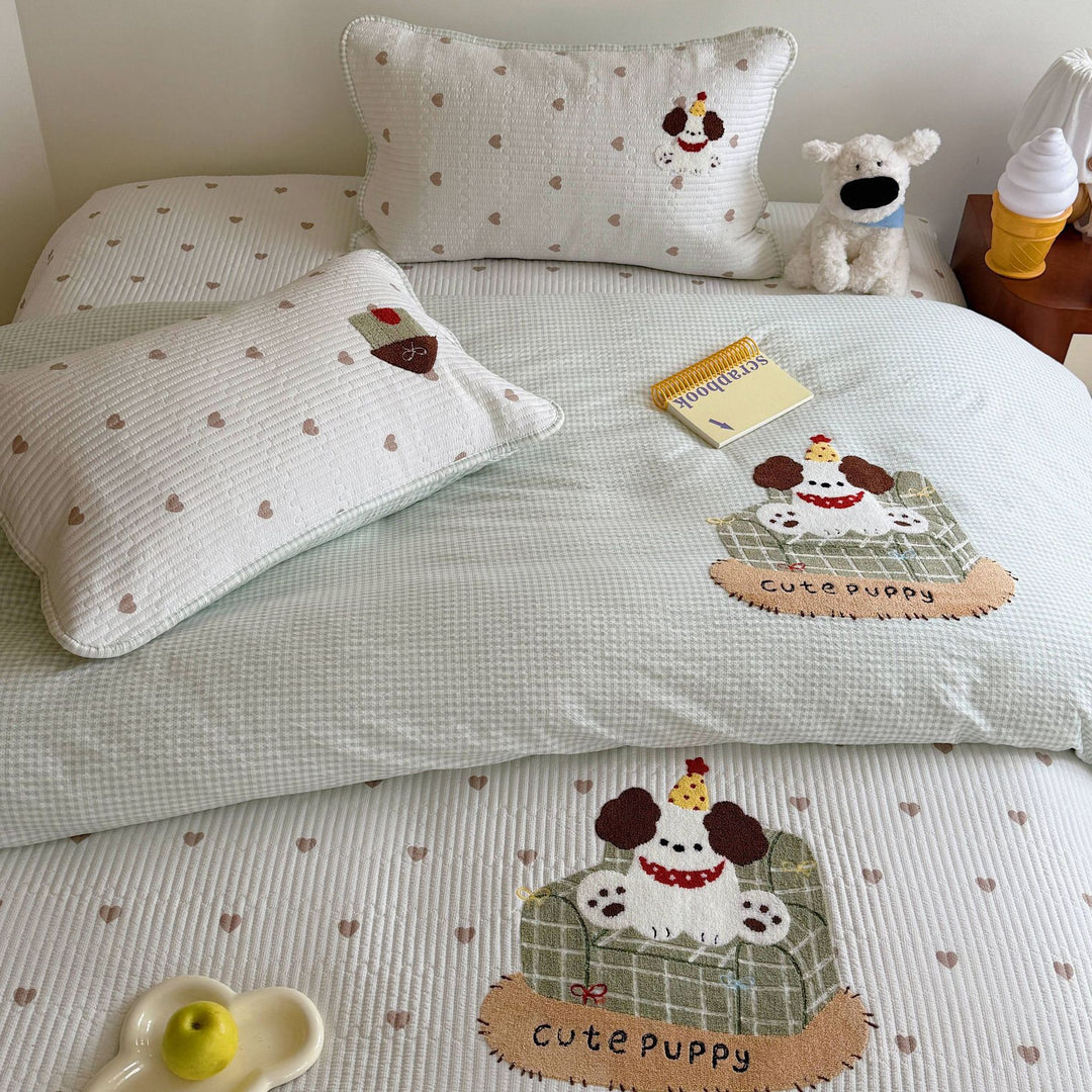 Children's Quilted Bedding Set with Appliqué Animal Motifs and Reversible Plaid Comforter