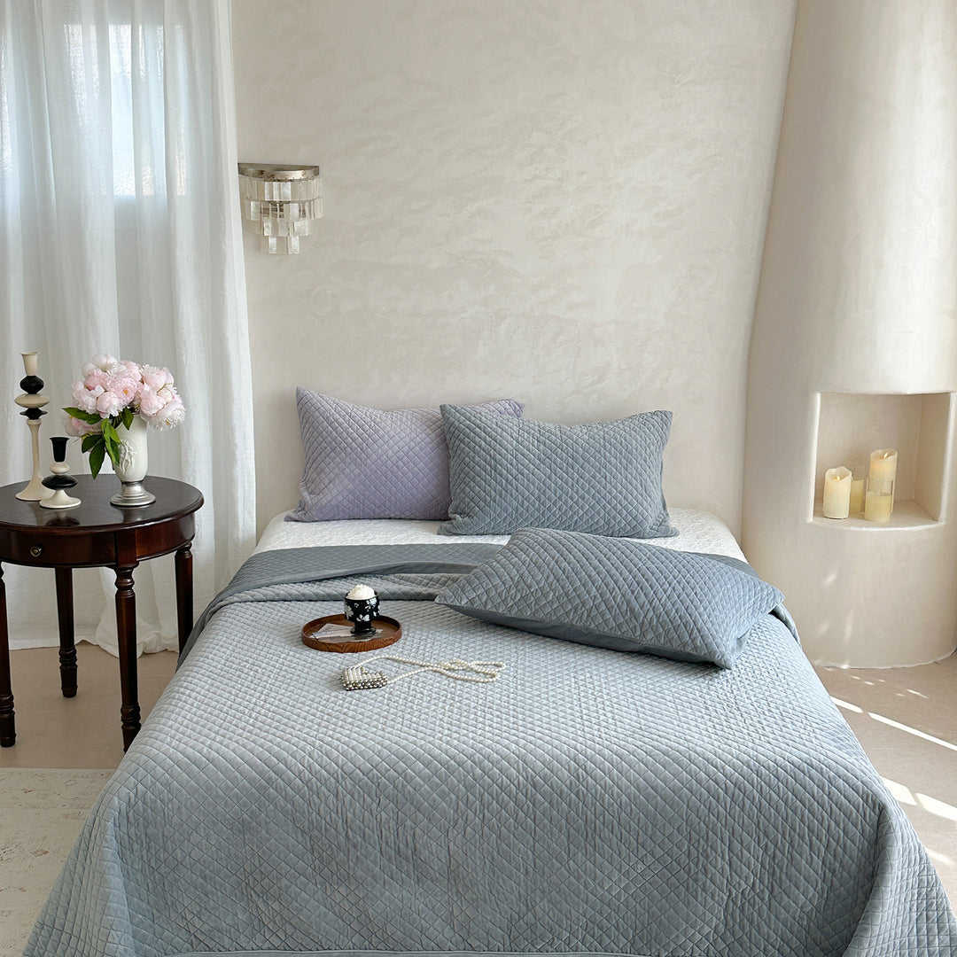 Diamond-Quilted Bedspread and Pillow Sham Set