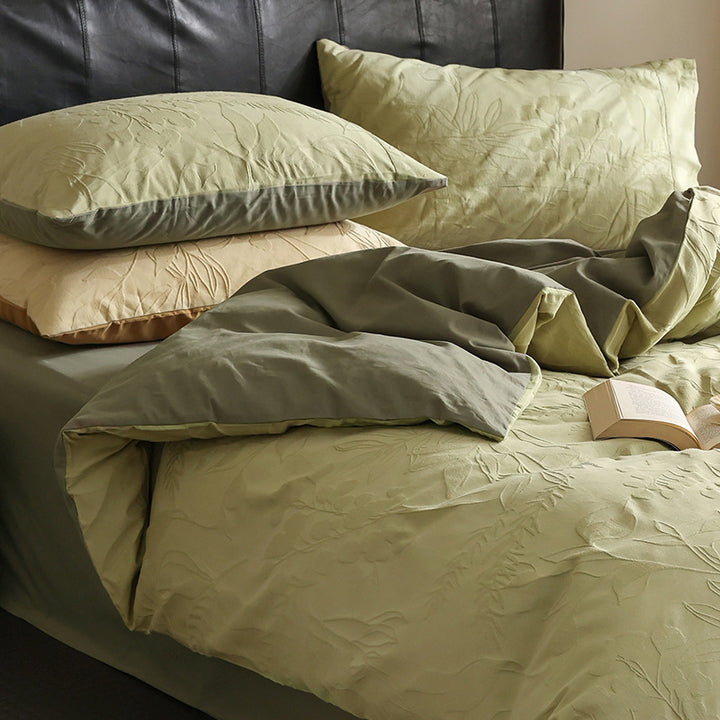 Elegant reversible bedding set made of cotton satin with embossed floral jacquard