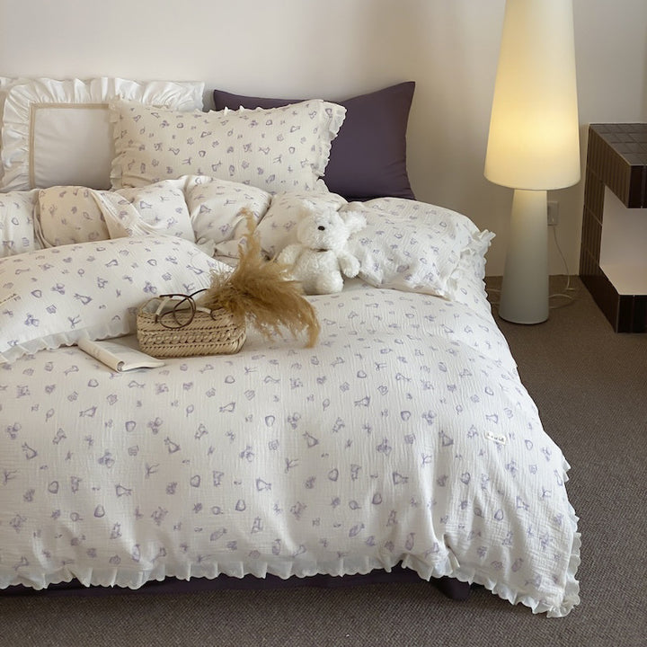 Bedding set made of cotton muslin with ruffles and playful animal print