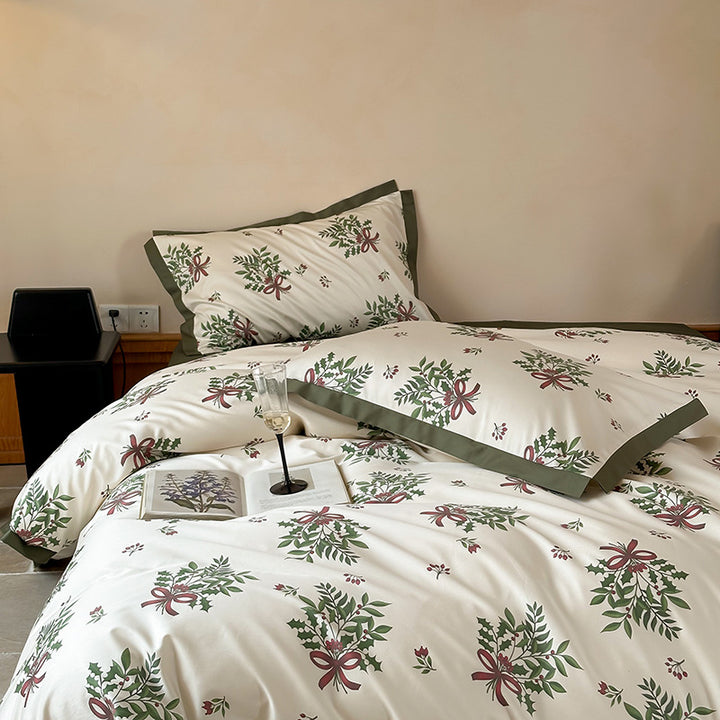Cotton satin bedding set with floral wreaths, hotel closure and contrasting hem