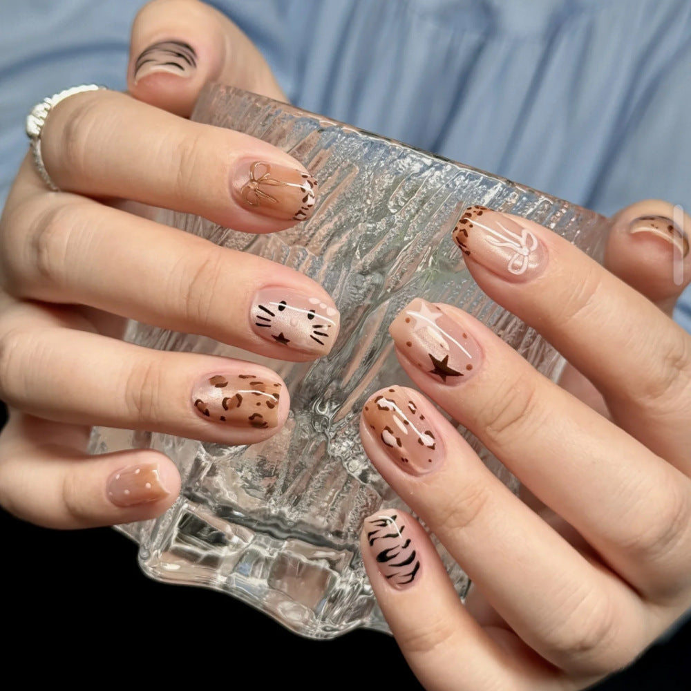 Stylish animal motif artificial nails Stornfield