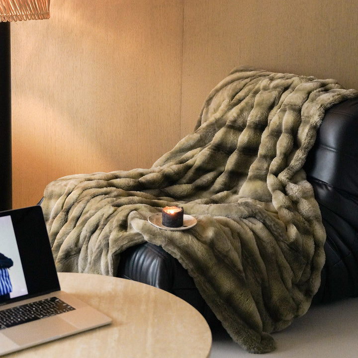 Cuddle faux fur throw blanket extra soft, quilted and insulating