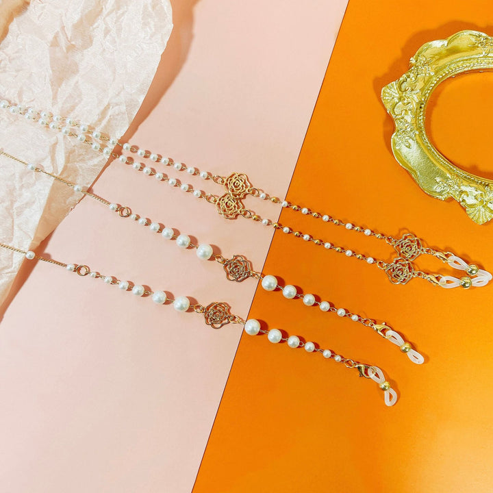 Sparkling glasses holder chain with pearls and floral pendants Stornfield