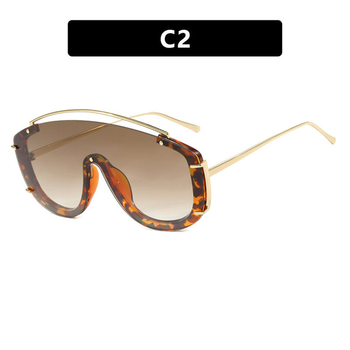 Women's masculine sunglasses with fashionable gradients and golden details Stornfield