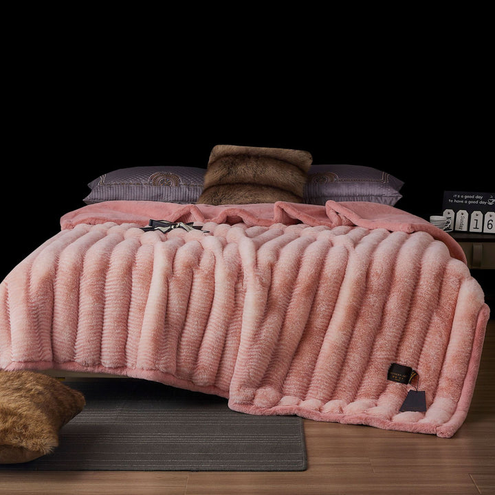 extra soft cuddly blanket made of faux fur with ribbed texture and thermal lining