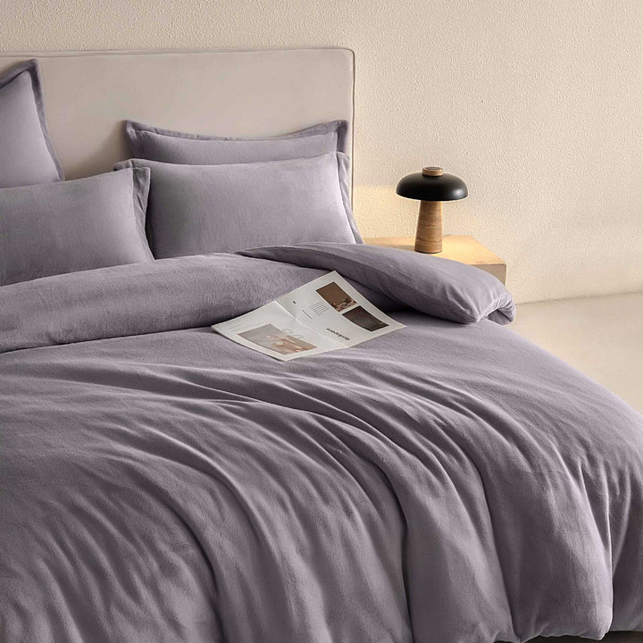 Linen-like bedding set with washed vintage finish and concealed zipper
