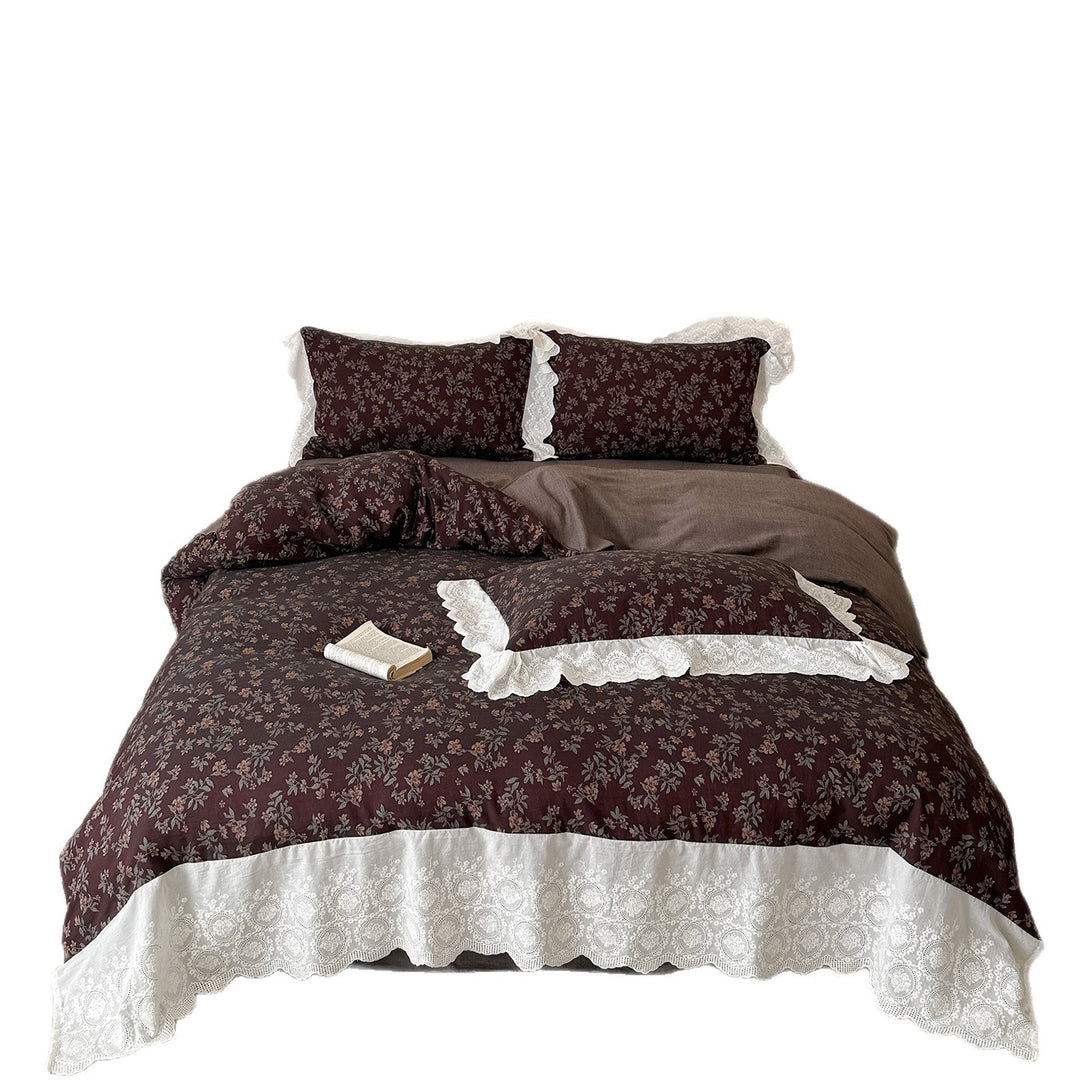Romantic bedding set made of cotton satin with floral pattern and wide lace trim