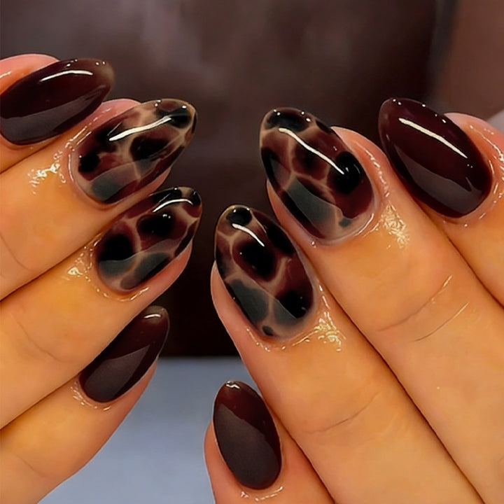 Nail set with elegant, modern leopard pattern Stornfield
