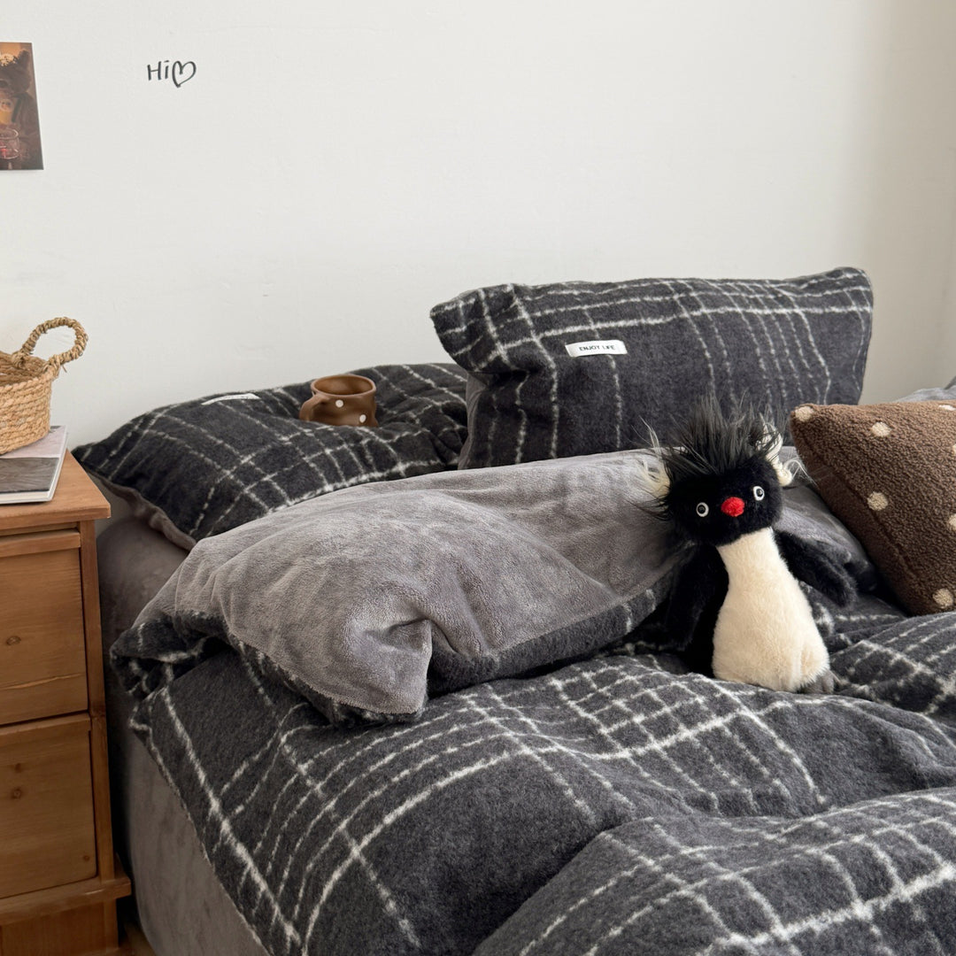Cozy Plaid Fleece Blanket Set