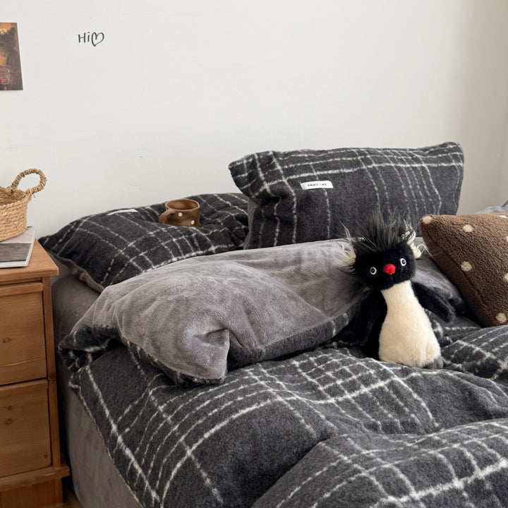 Cozy Plaid Fleece Blanket Set
