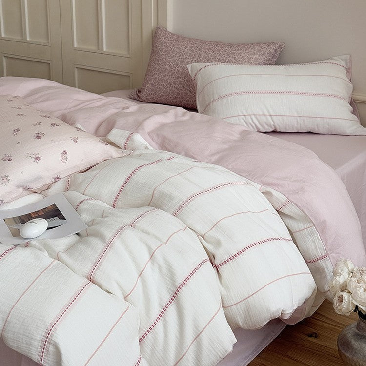 Light bedding set made of cotton gauze with reversible function and quilted blanket