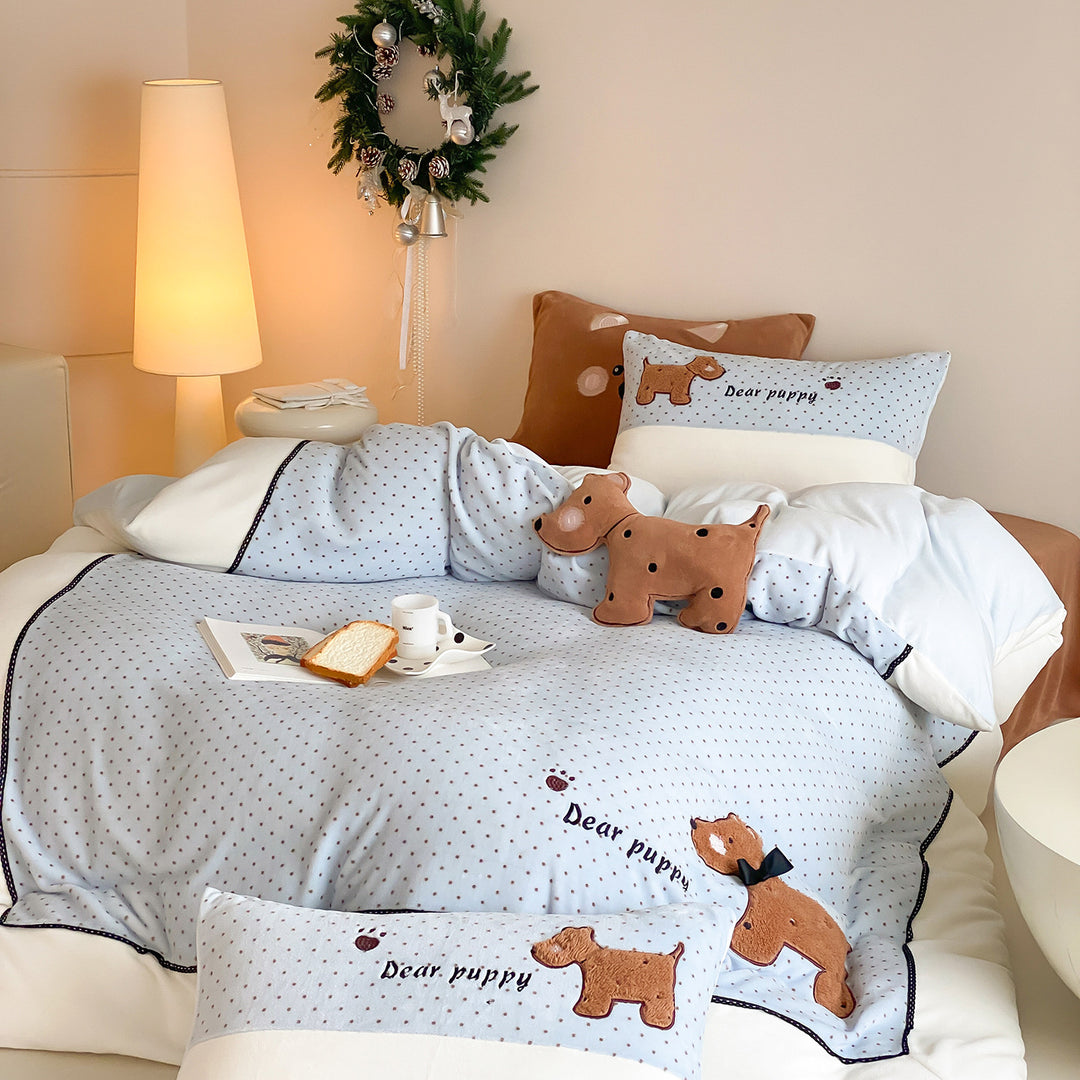 Children's bedding set with quilted reversible cover and appliquéd dog motif