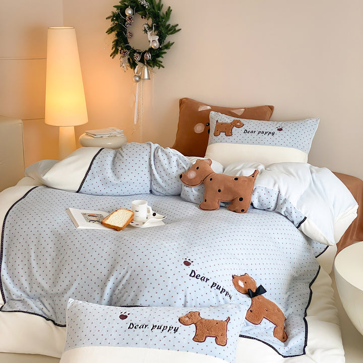 Children's bedding set with quilted reversible cover and appliquéd dog motif