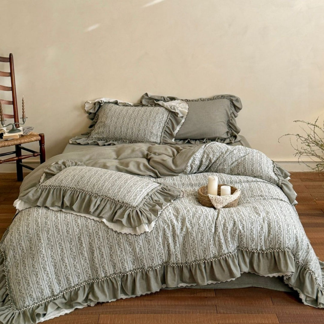 Bedding set with vintage ruffles, reversible cover and lightweight comforter