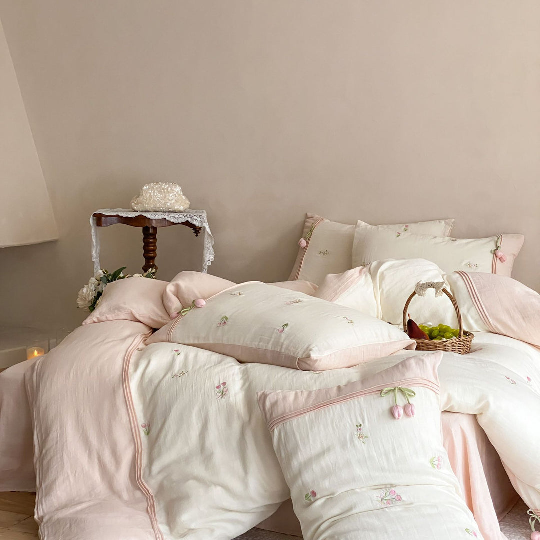 Bedding set made of cotton satin with fine tulip embroidery and quilted bedspread