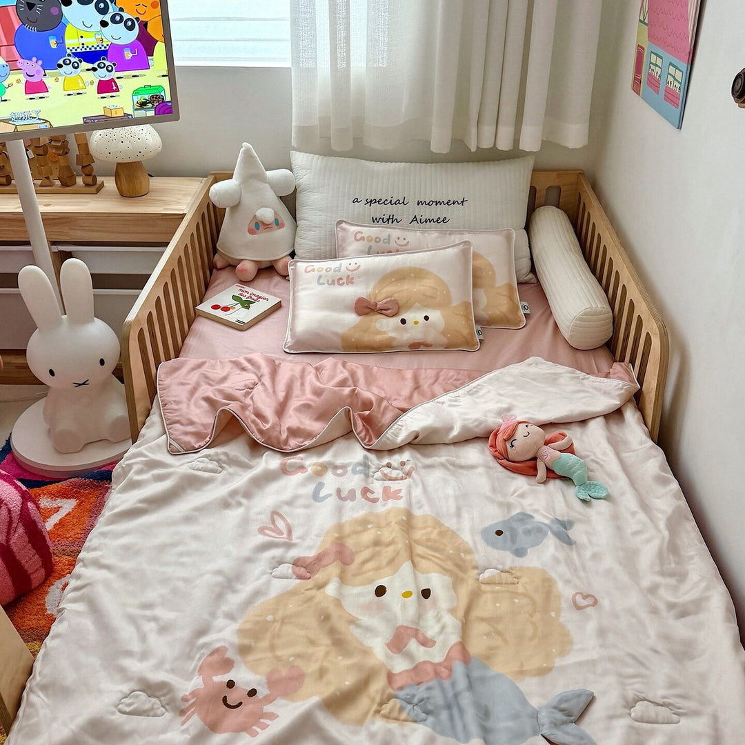 Children's bedding set with mermaid motif made of soft microfiber plush and quilted blanket