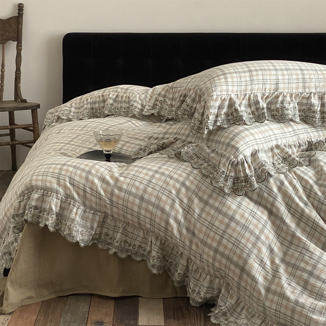 Bedding set with checkered pattern and lace frills