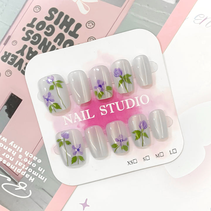 Artistic fingernails with floral accents Stornfield