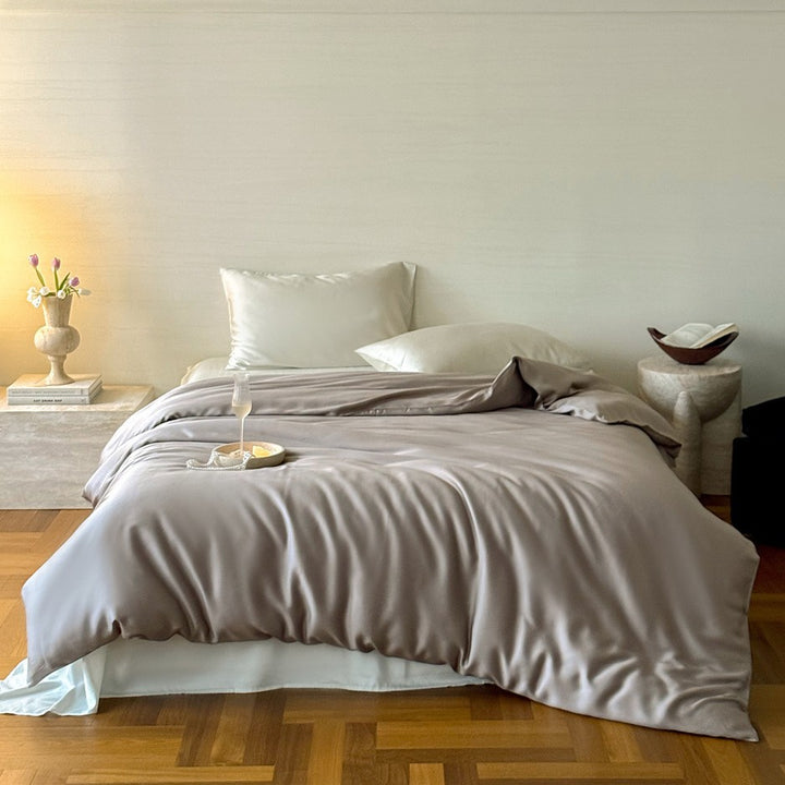 Luxurious satin bedding set with a silky-smooth surface, reversible function and hotel closure