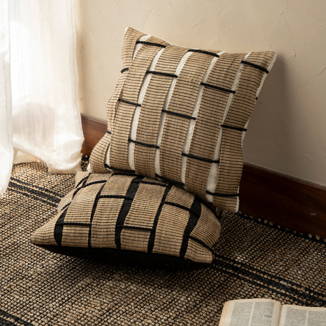 Decorative cushion cover made of woven cotton blend with structured checkered look